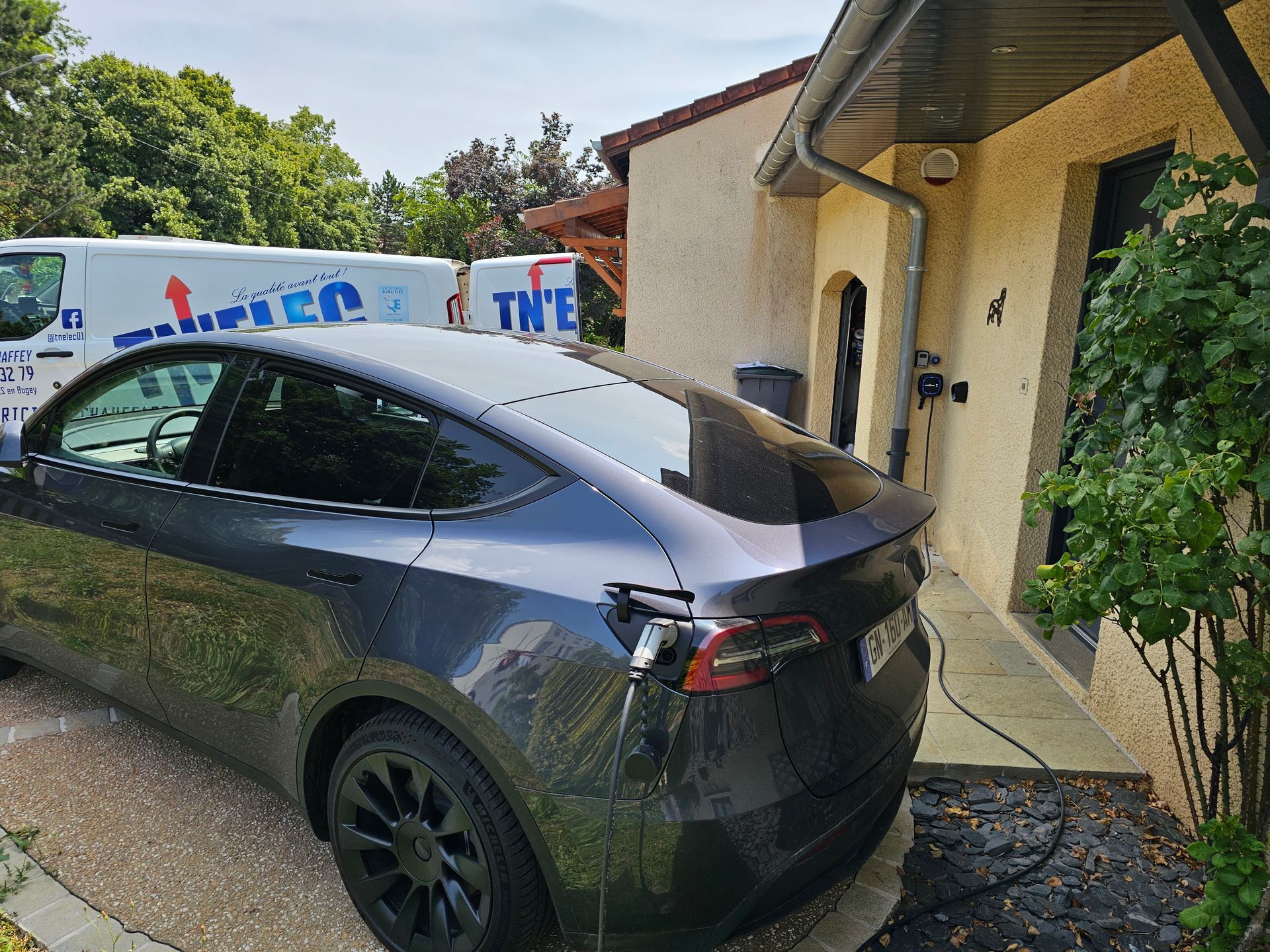 Voiture électrique en charge