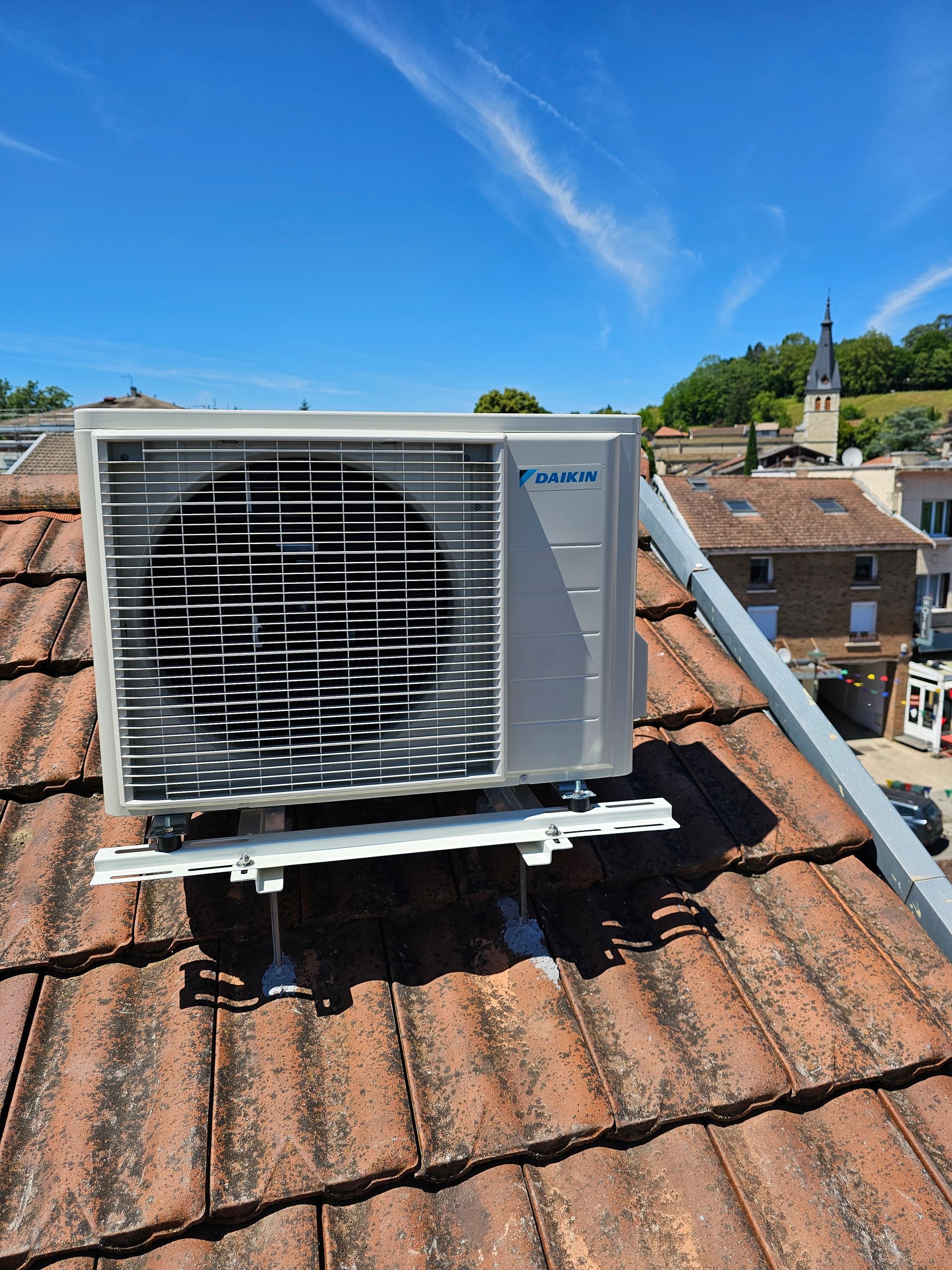 Groupe climatisation Daikin sur toiture