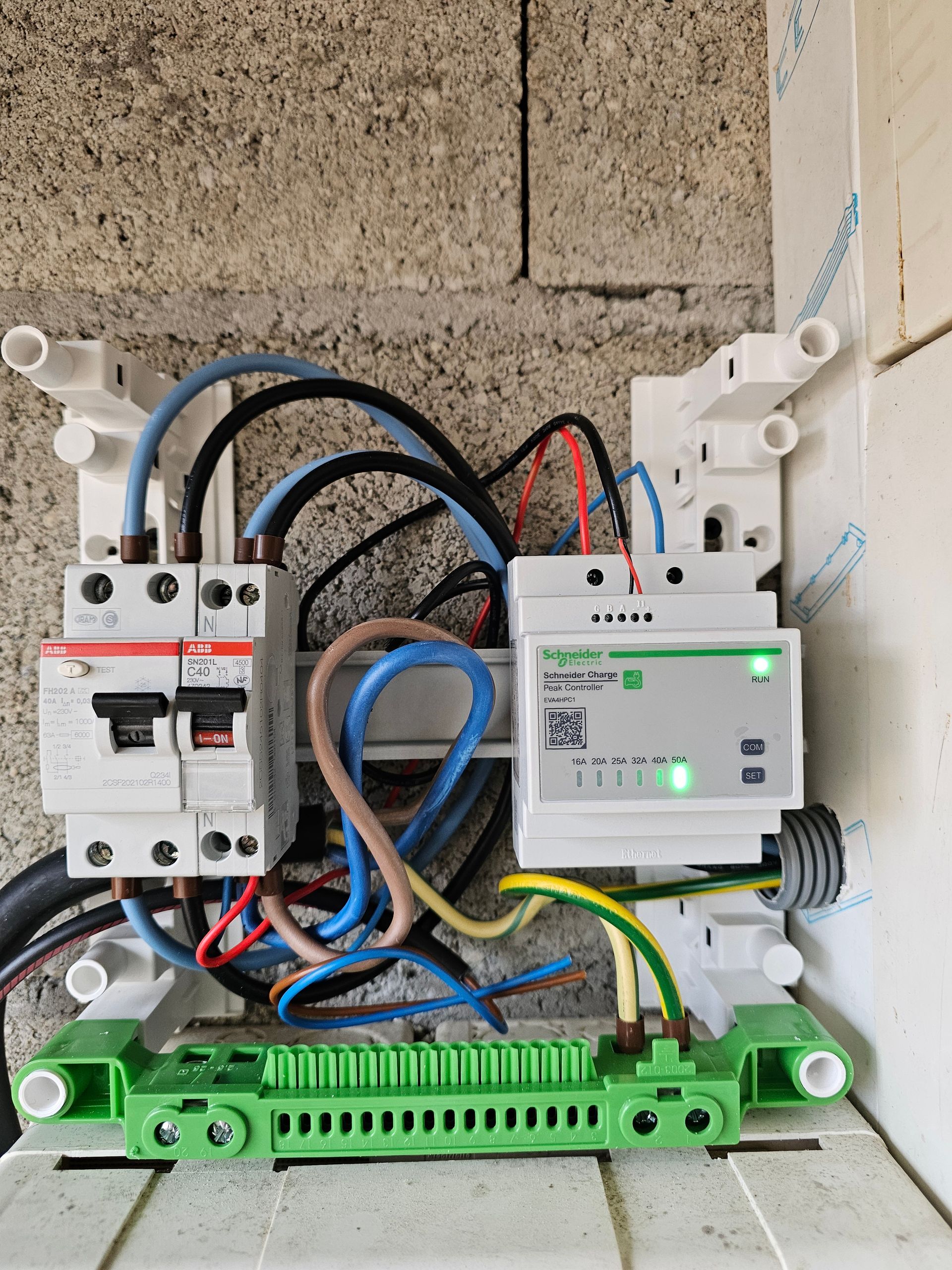 Boîtier pour installation et raccordement de borne de recharge