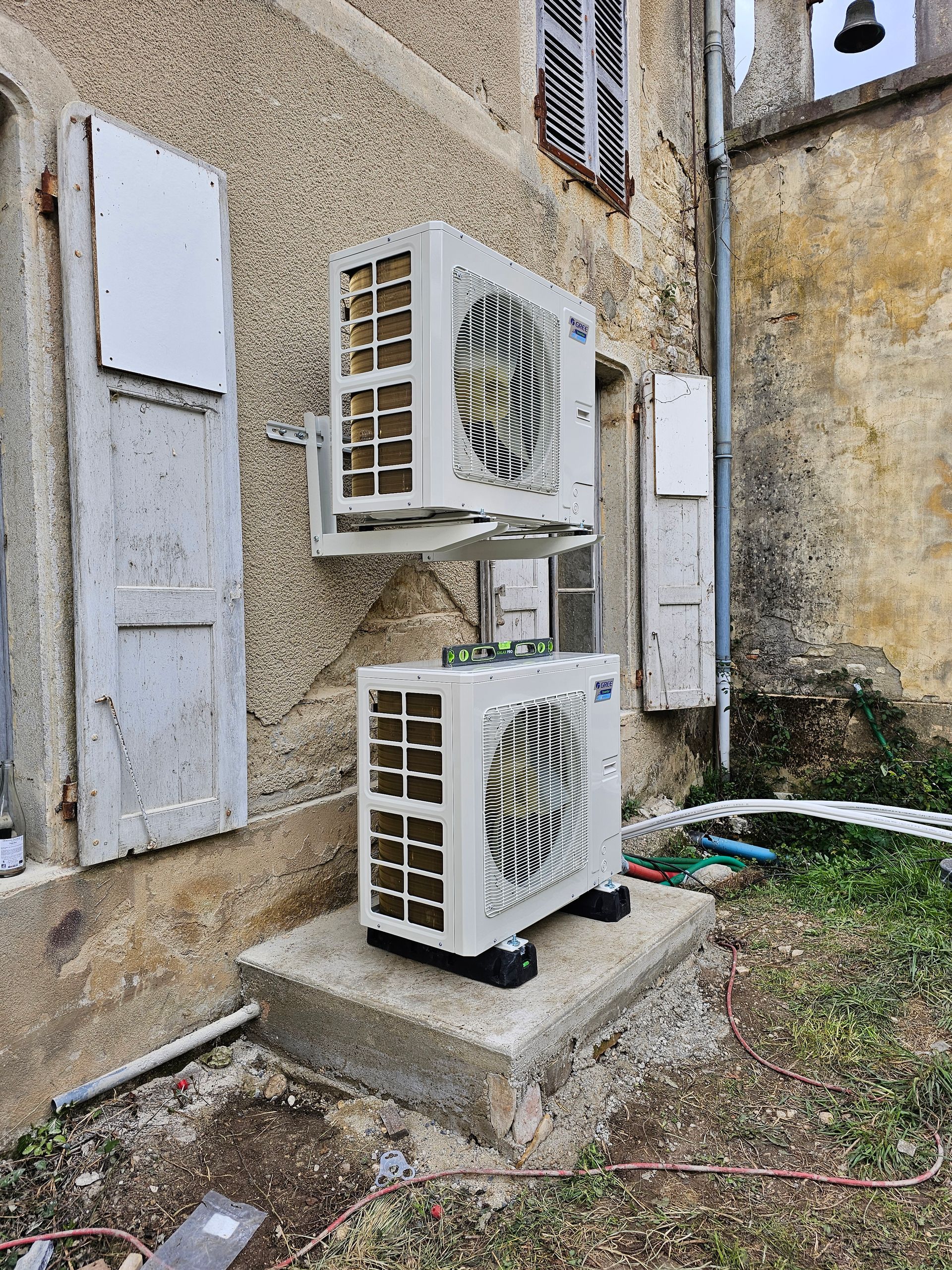 Deux unités extérieures de climatisation