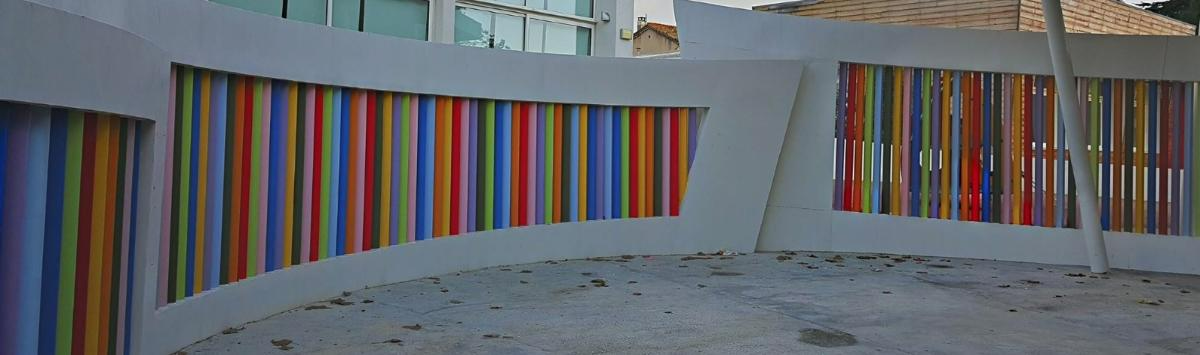 Détail architectural coloré avec un élément de façade aux lignes modernes et aux teintes vives