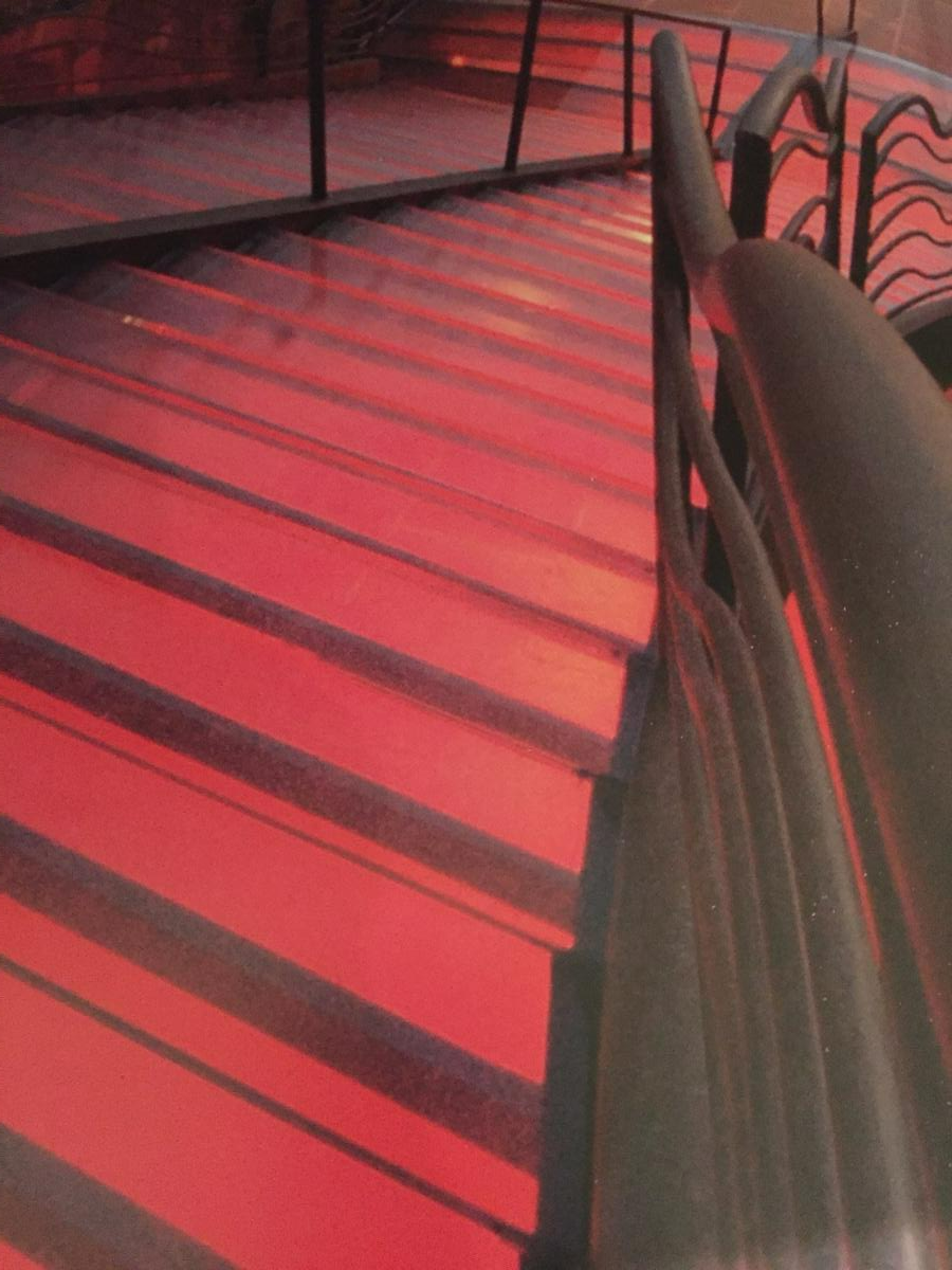 Escalier métallique avec jeu de lumière rouge