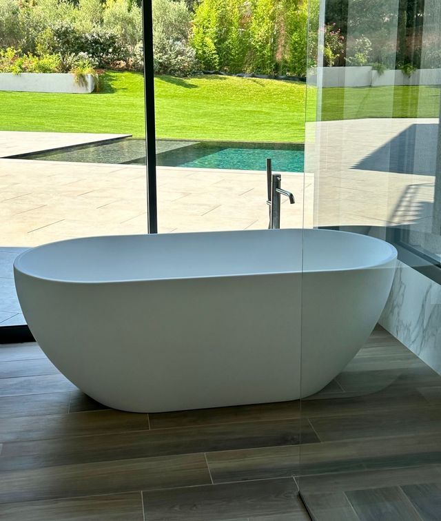 Baignoire îlot avec vue sur jardin