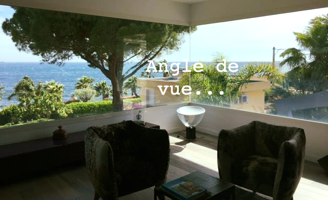 Pièce lumineuse avec mobilier design et large ouverture sur l’extérieur