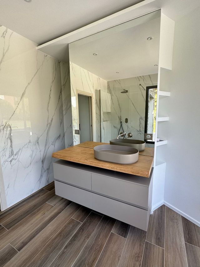 Meuble vasque en bois et marbre dans une salle de bains