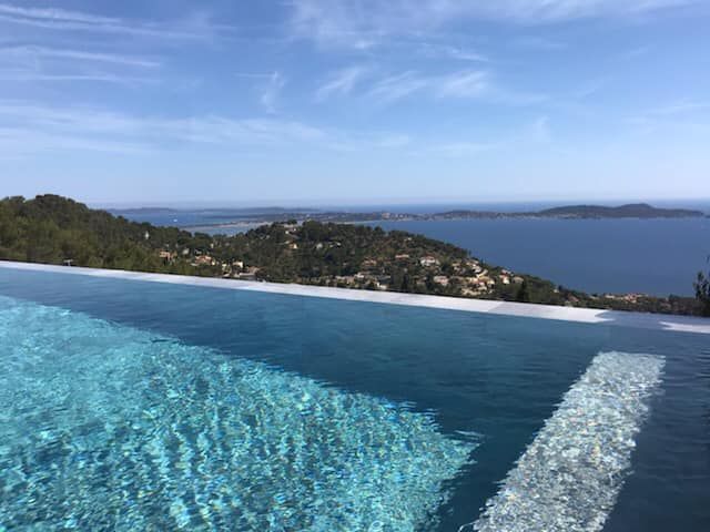 Piscine et paysage méditerranéen en arrière plan