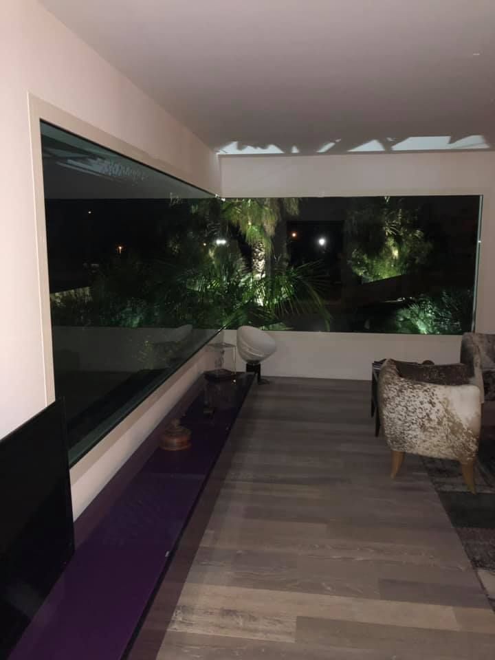 Intérieur épuré avec vue sur un jardin luxuriant