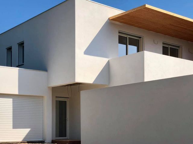 Maison avec une architecture moderne