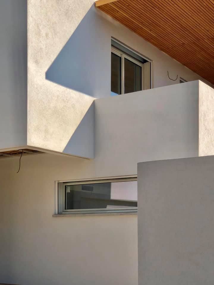 Maison moderne avec jeux de volumes et lumière