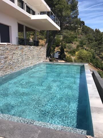 Bassin à débordement avec vue sur une colline