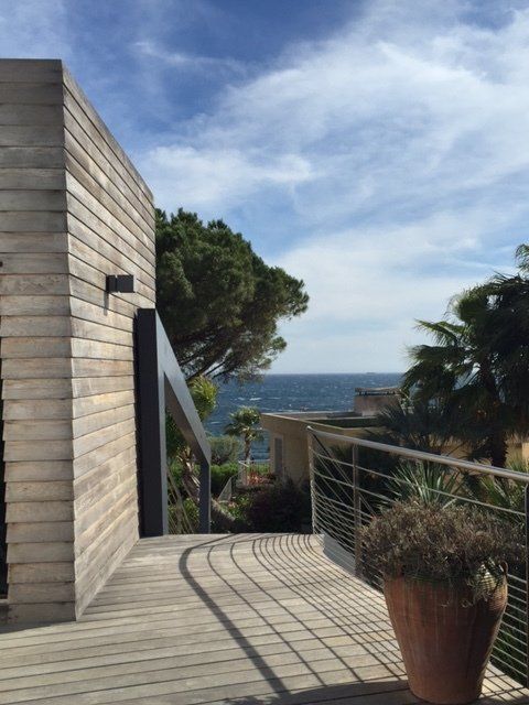 Maison en bois avec escalier extérieur