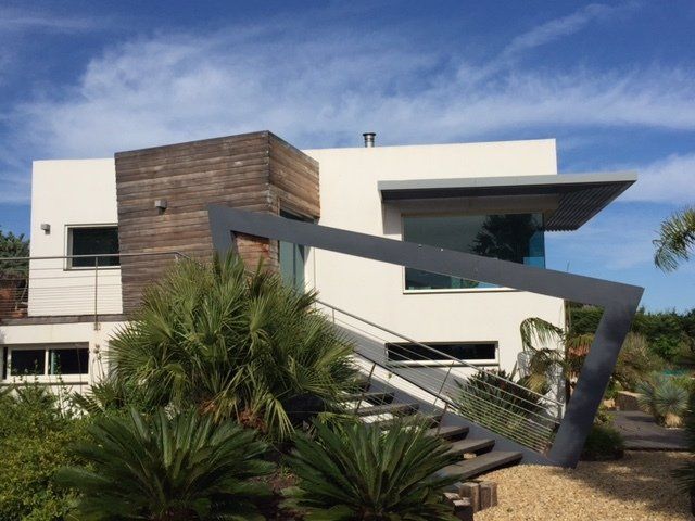 Maison design avec terrasse et garde-corps en métal