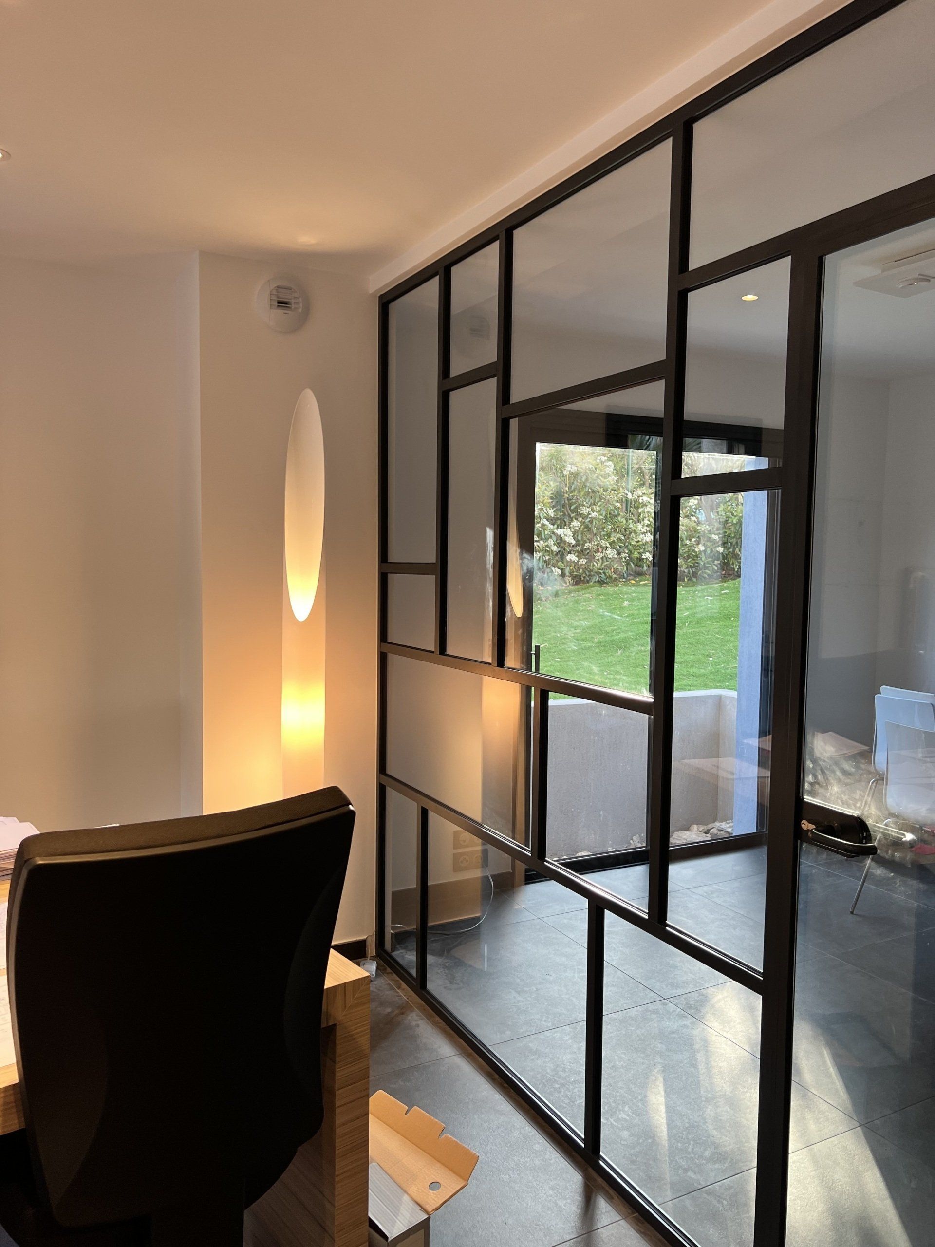 Entrée vitrée et design contemporain avec une structure en verre