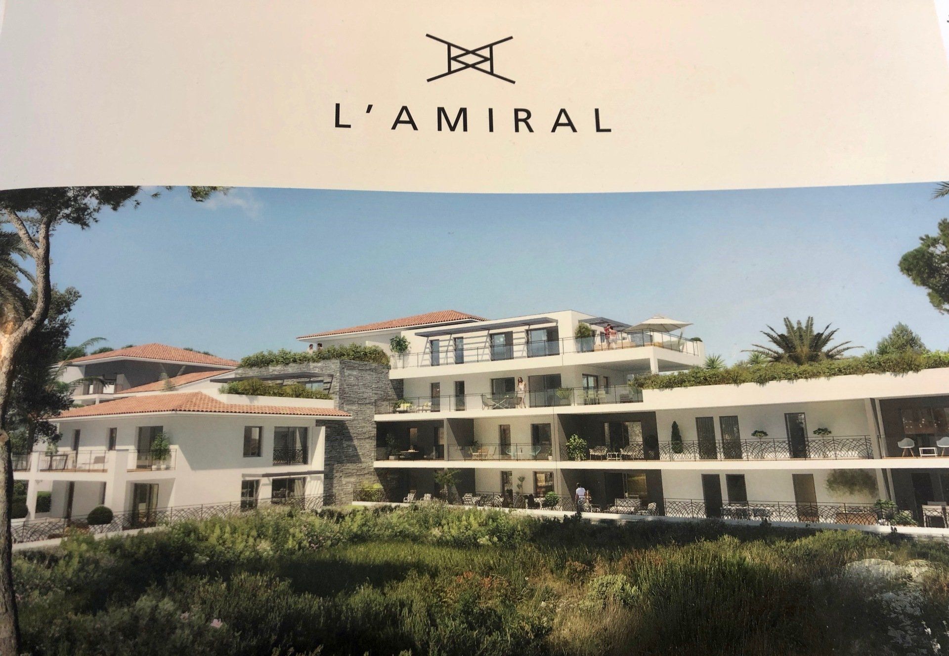 Plaquette publicitaire avec photo de la vue d’ensemble d'un projet immobilier