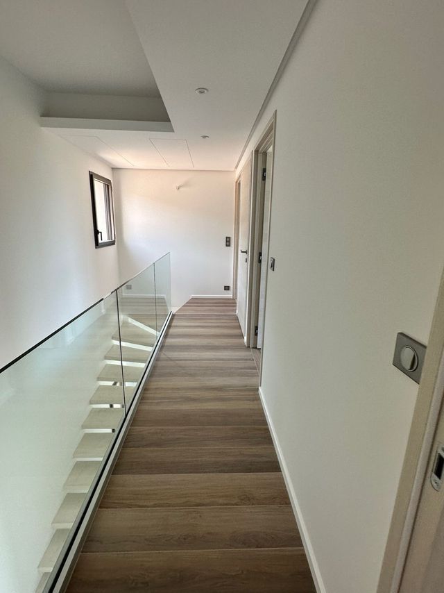 Escalier et palier avec passerelle vitrée