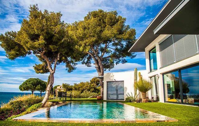 Maison d'architecte avec espace vert et piscine