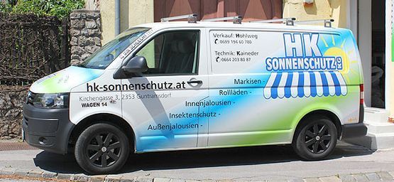 Ein weißer Lieferwagen mit dem blau-grünen Logo „HK Sonnenschutz“ und Firmeninformationen parkt im Freien.