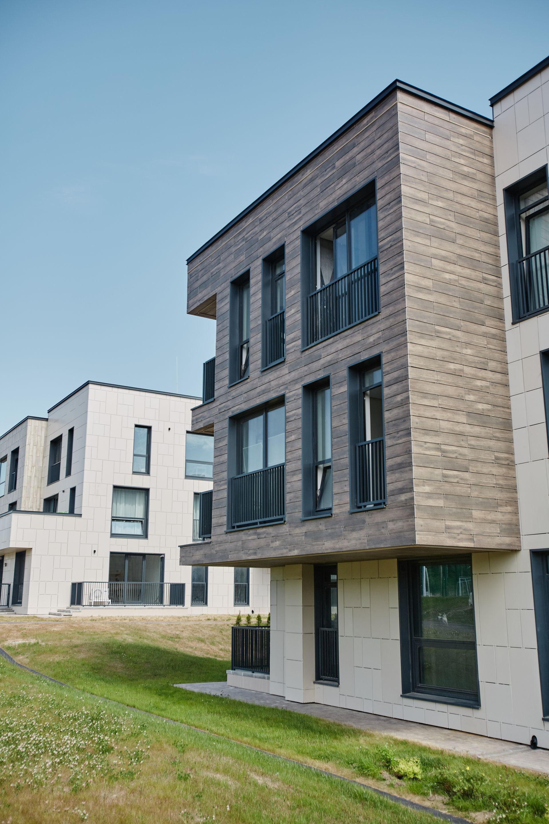 Ein großes Mehrfamilienhaus mit vielen Fenstern und Balkonen.