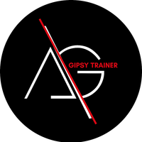 El logotipo de la entrenadora personal Ana Giménez tiene una cruz roja atravesándolo.