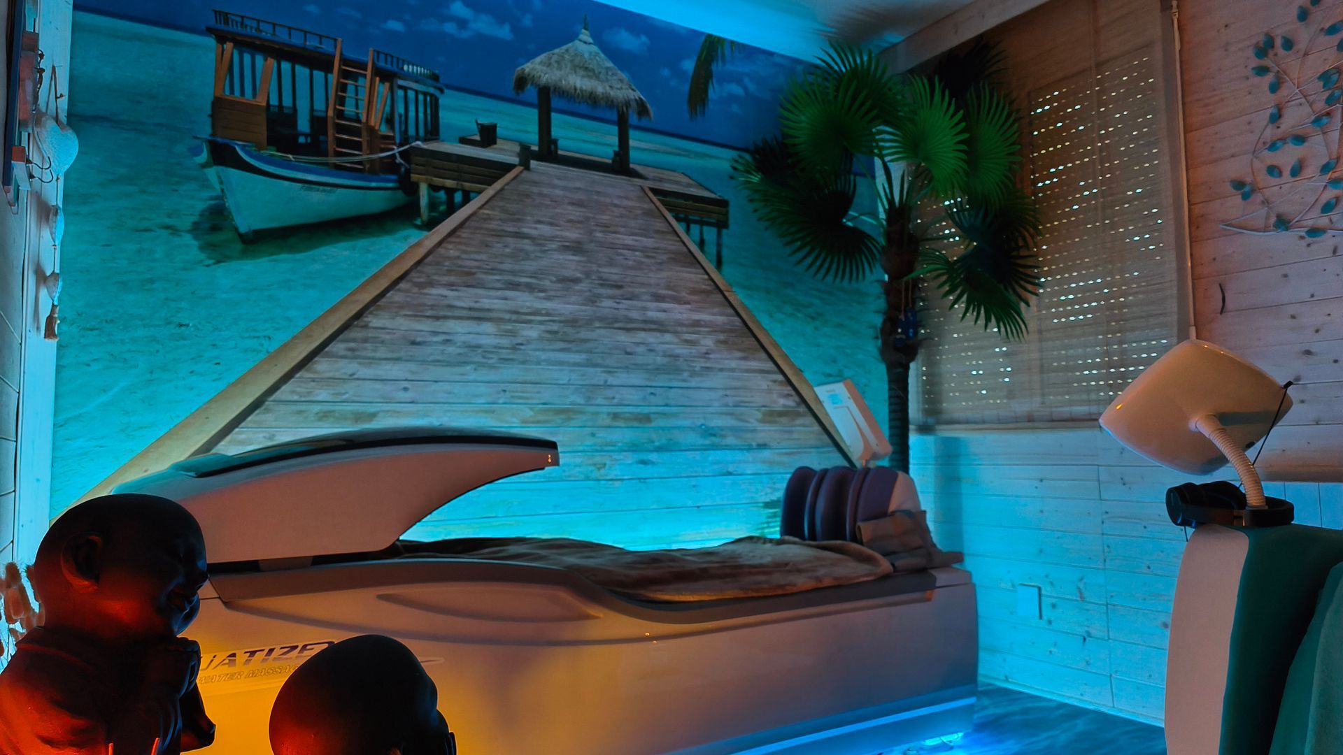 Aquatizer dans une pièce tamisée avec un mur en trompe-l’œil