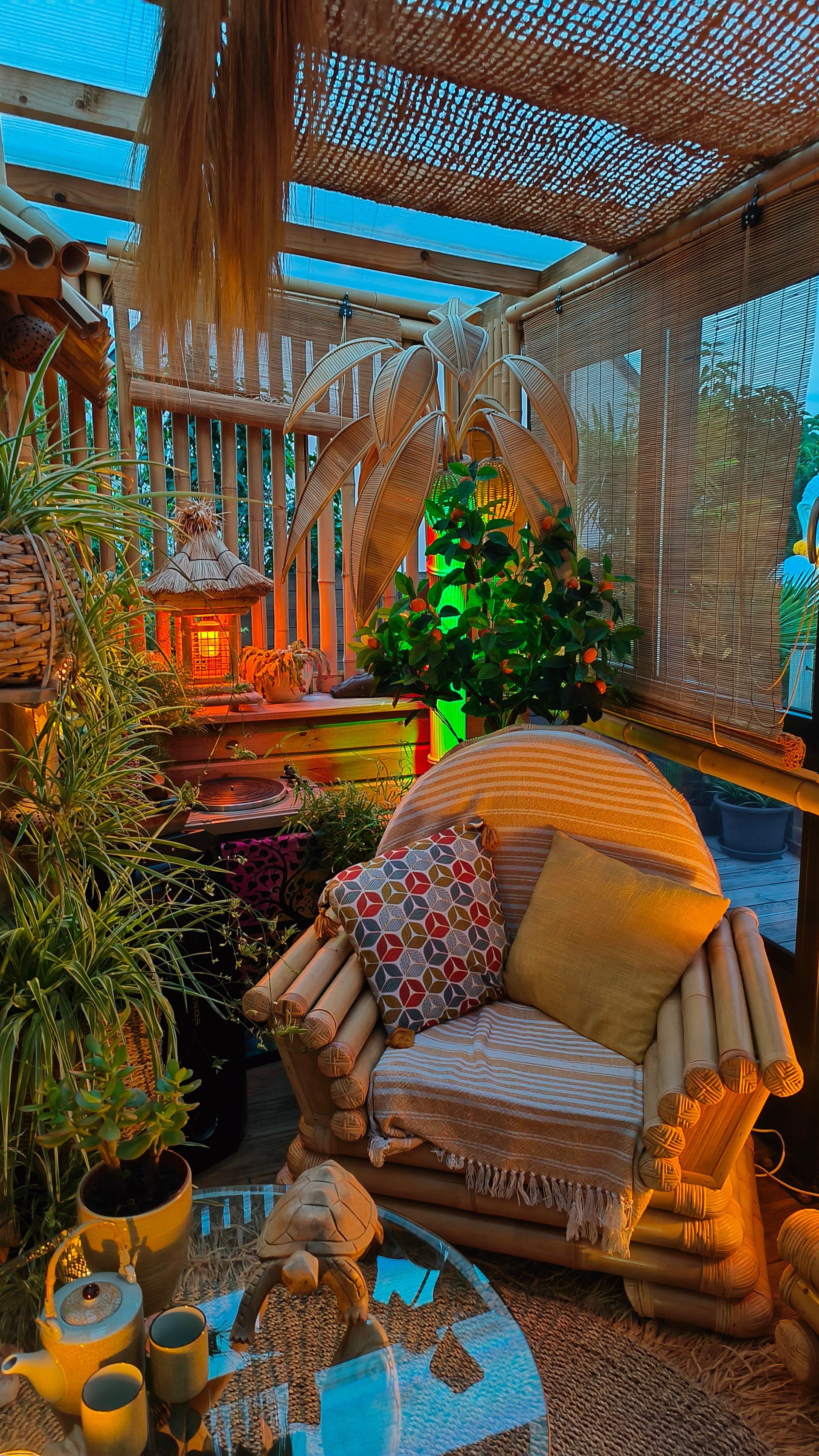 Salle d'attente dans une véranda avec fauteuil et table basse