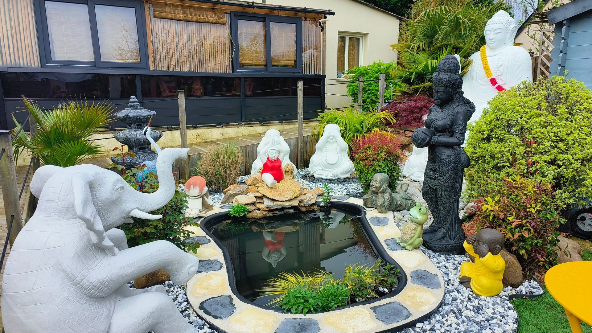 Bassin entouré de statues hindoues et de plantes