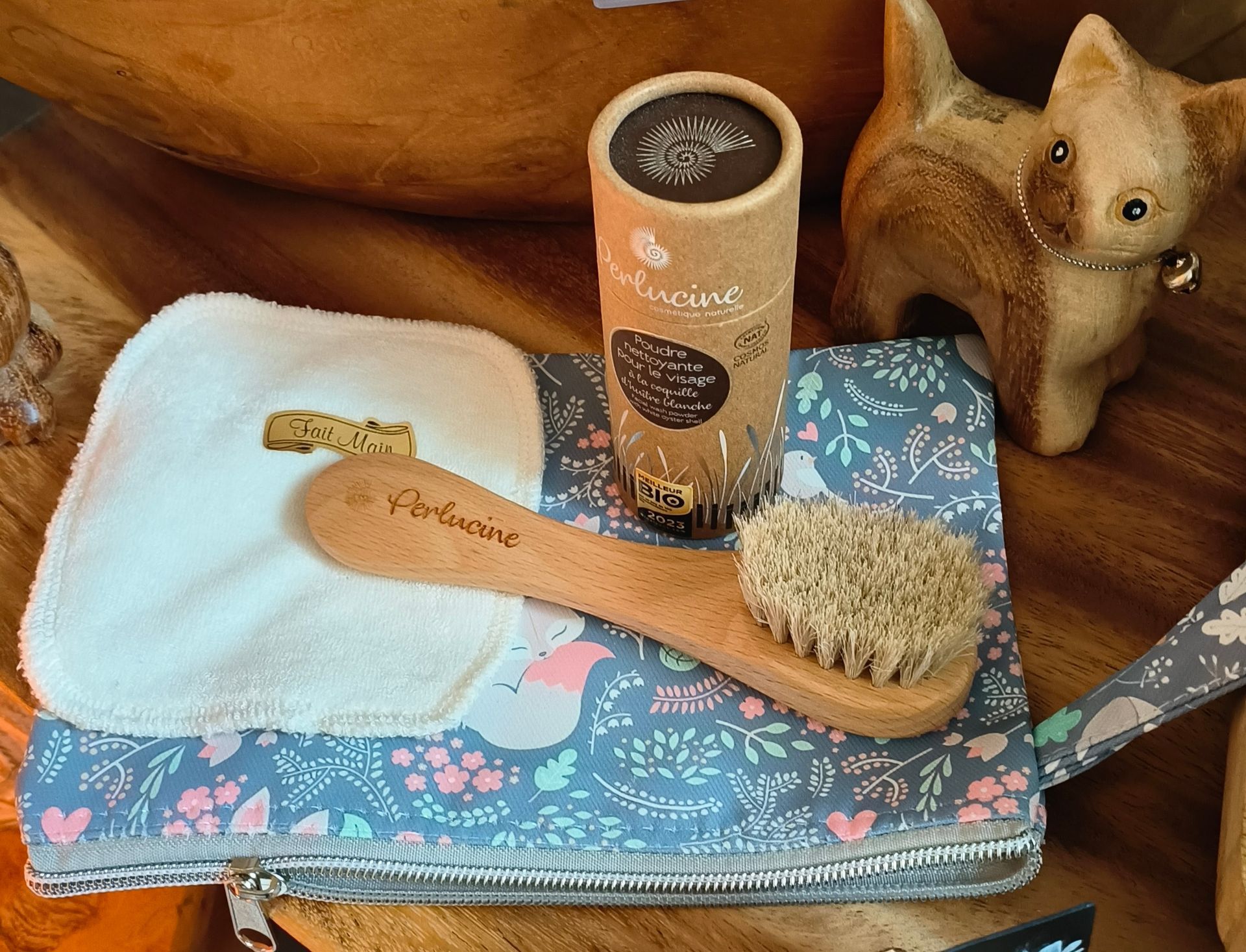 Produits cosmétiques Perlucine et statuette de chat en bois
