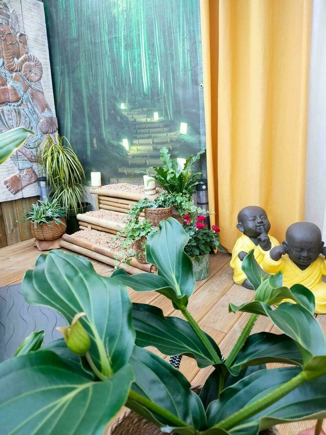 Coin sauna avec éléments de décorations hindoues