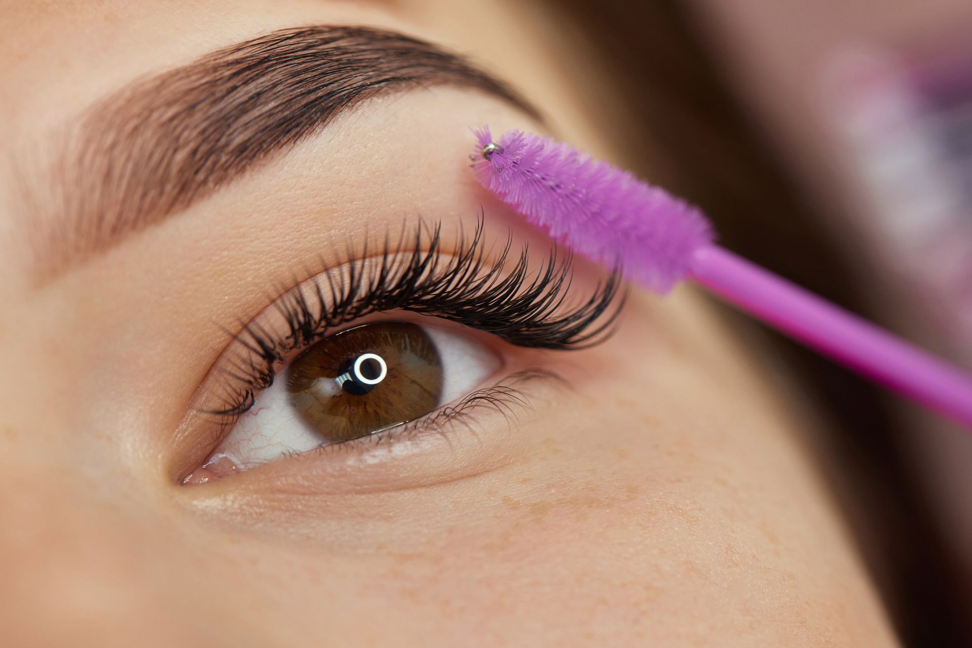 Une femme qui se recourbe les cils