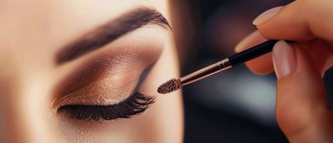 Une femme qui se fait maquiller