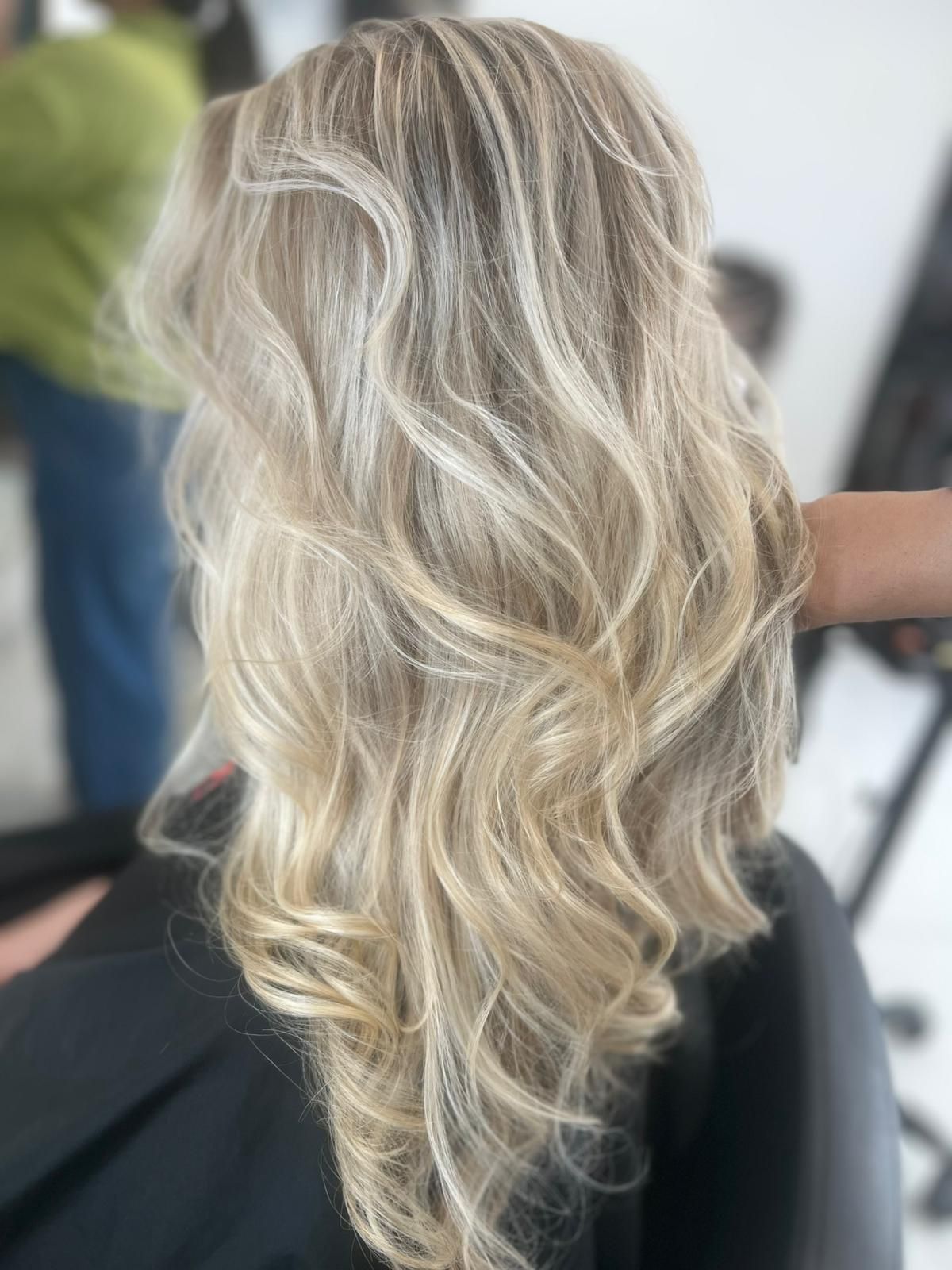 Une blonde décolorée