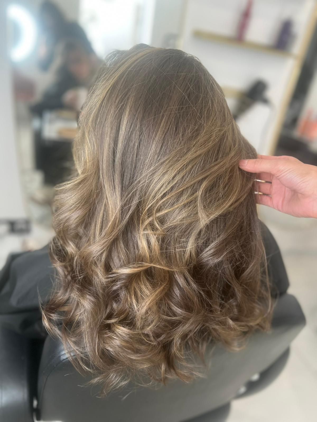 Une coiffure sur un blond foncé