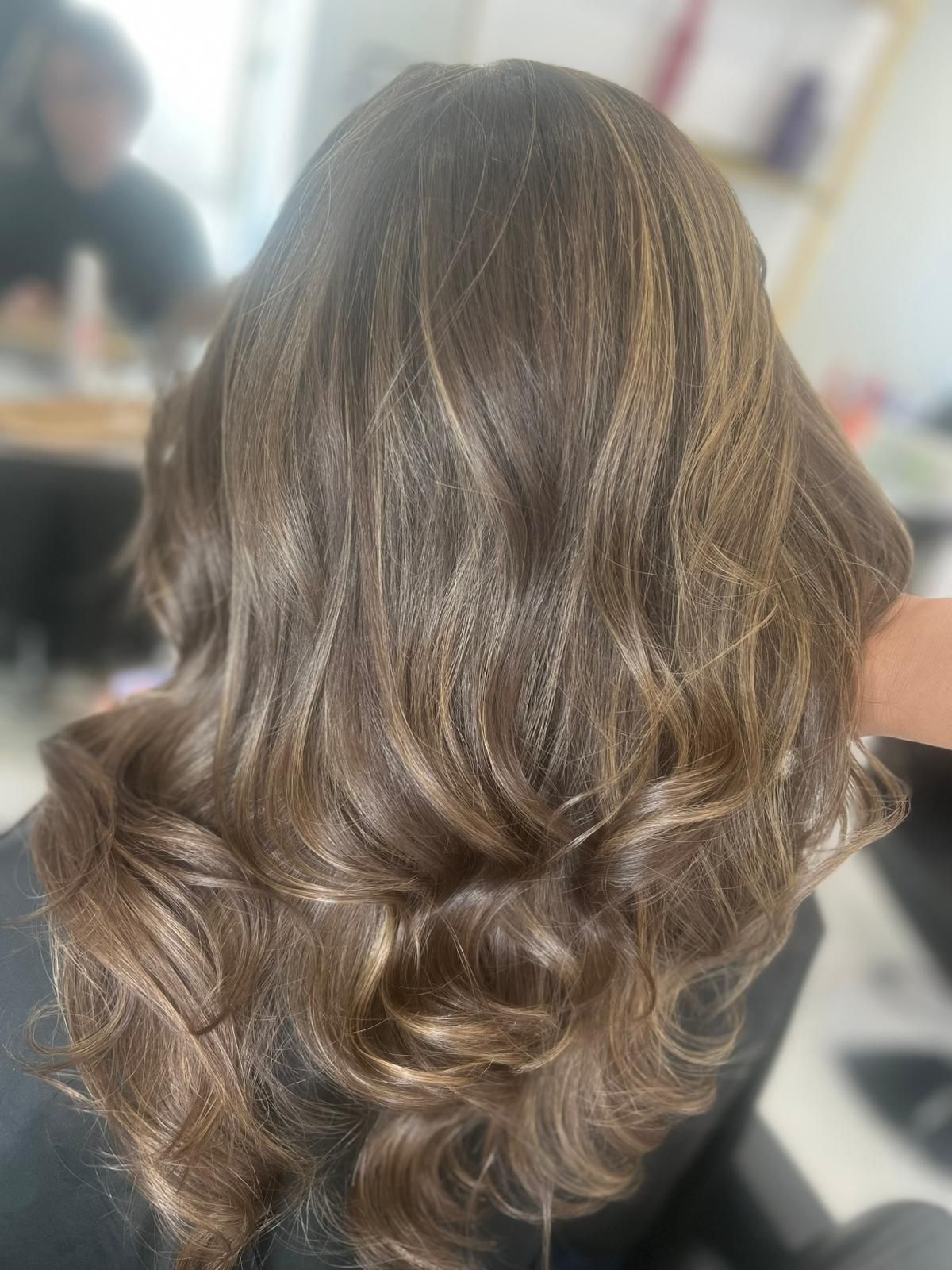 Une femme qui se fait couper les pointes
