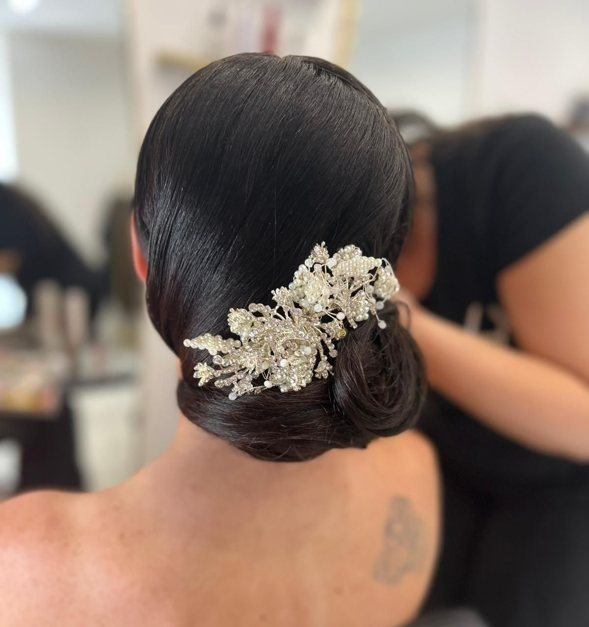 Une femme avec des cheveux longs et ondulés