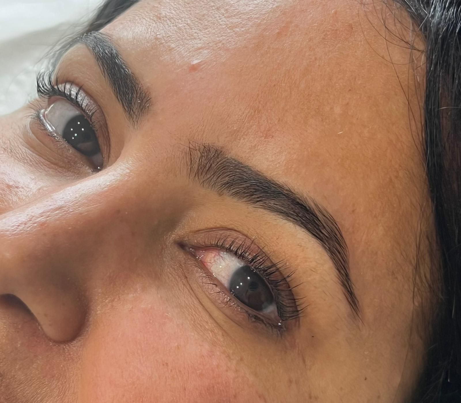 Une femme avec les cils recourbés