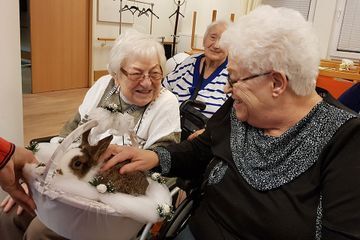 SaL-Dienstleistungs GmbH Senioren in geselliger Runde