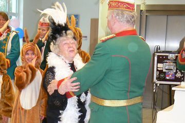 SaL-Dienstleistungs GmbH Seniorin mit einer Pflegerin