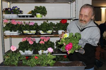 SaL-Dienstleistungs GmbH Seniorin mit einer Pflegerin