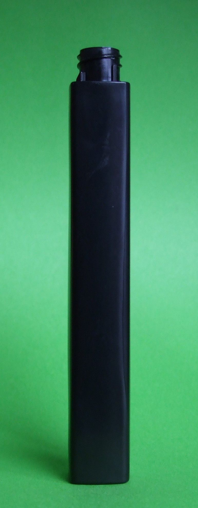Bouteille rectangulaire noire sur fond vert