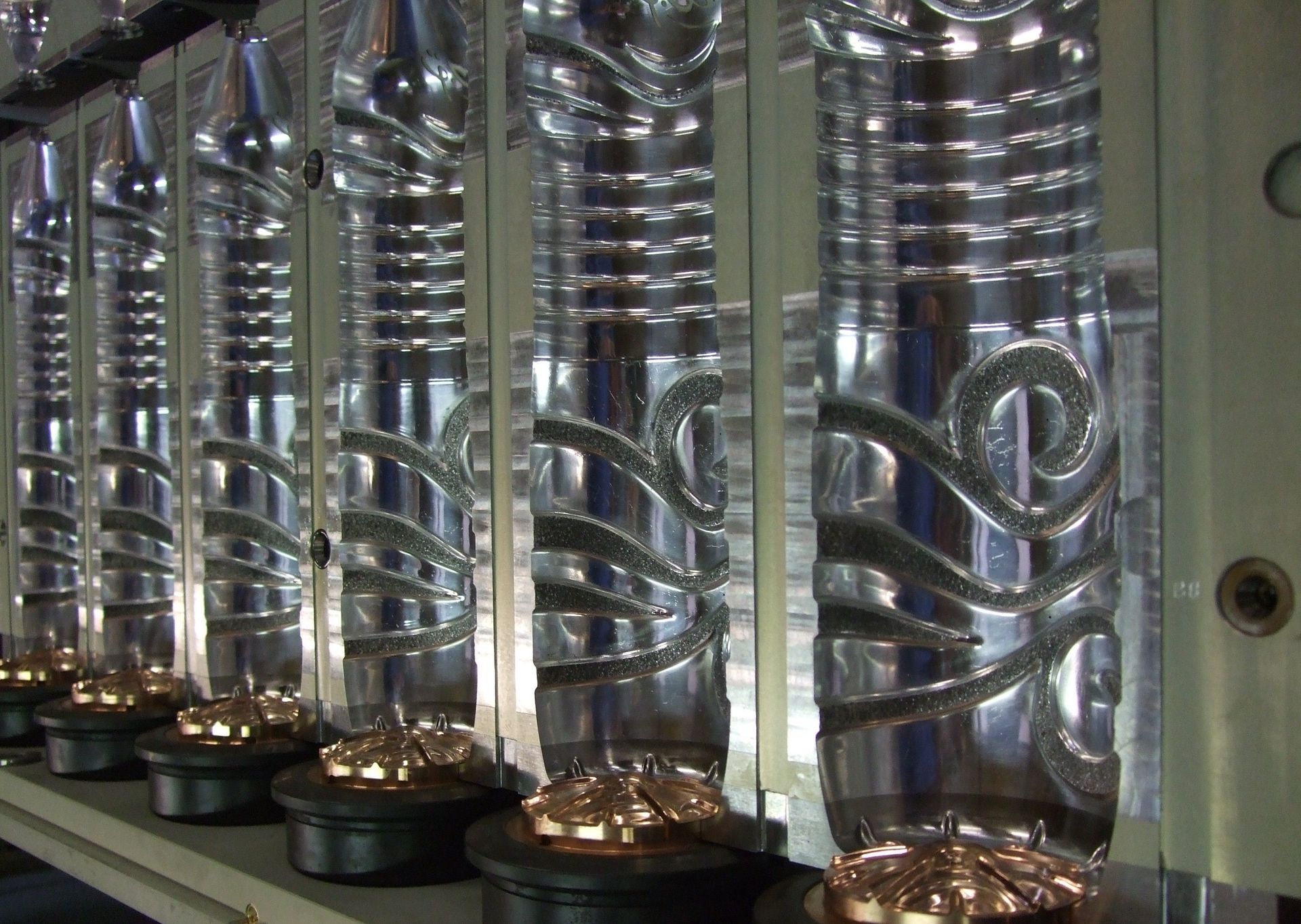 Isolateurs en verre avec bobines métalliques à l'intérieur d'une armoire électrique industrielle