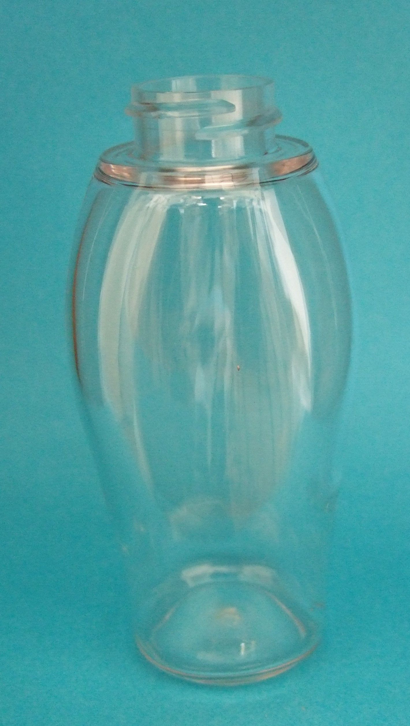 Bocal en verre transparent avec couvercle sur fond turquoise