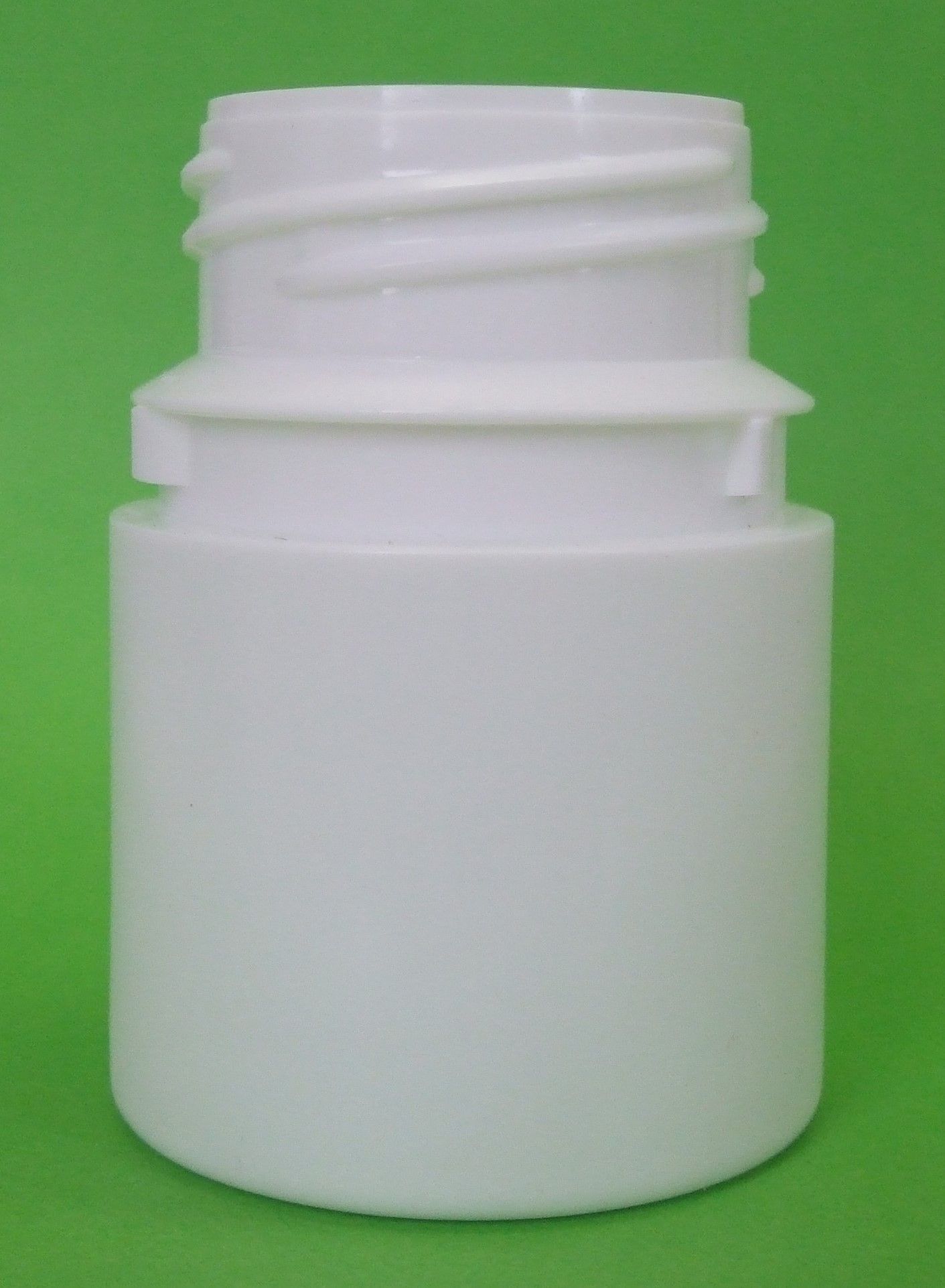 Pot en plastique blanc à col fileté sur fond vert