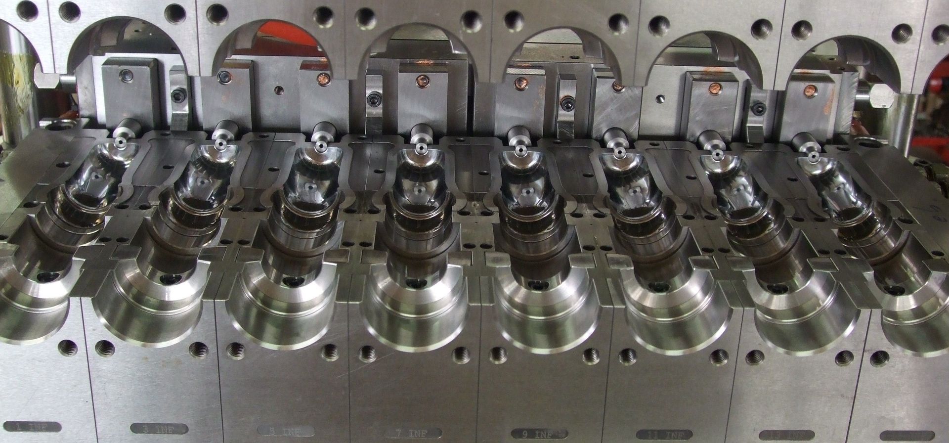 Machines industrielles avec de multiples pinces et composants métalliques dans un environnement d'usine