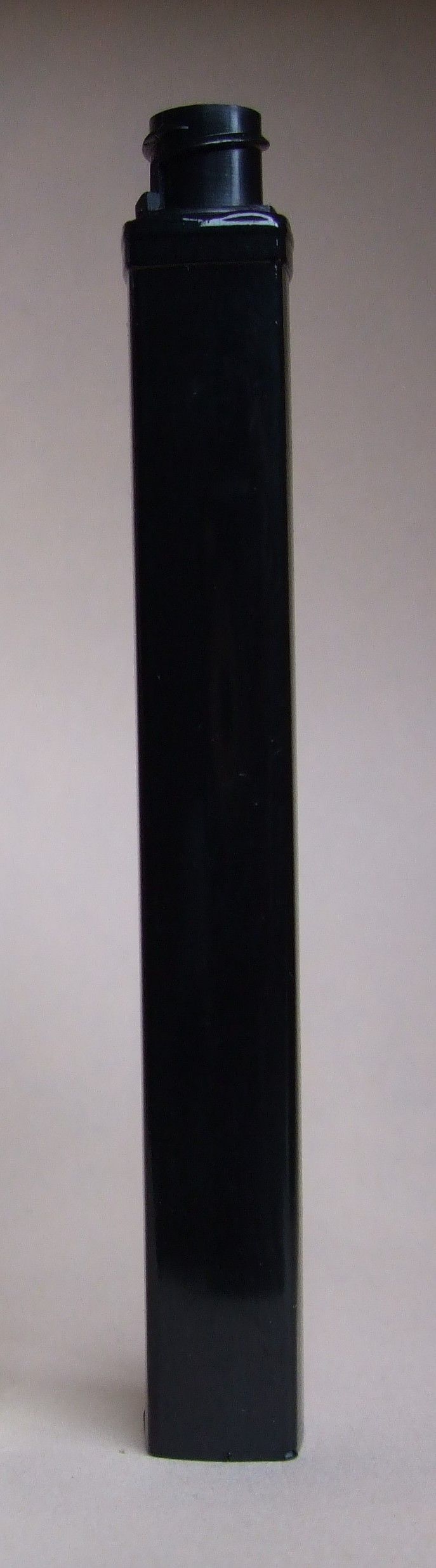 Stylo vape cylindrique noir, dressé sur un fond clair uni