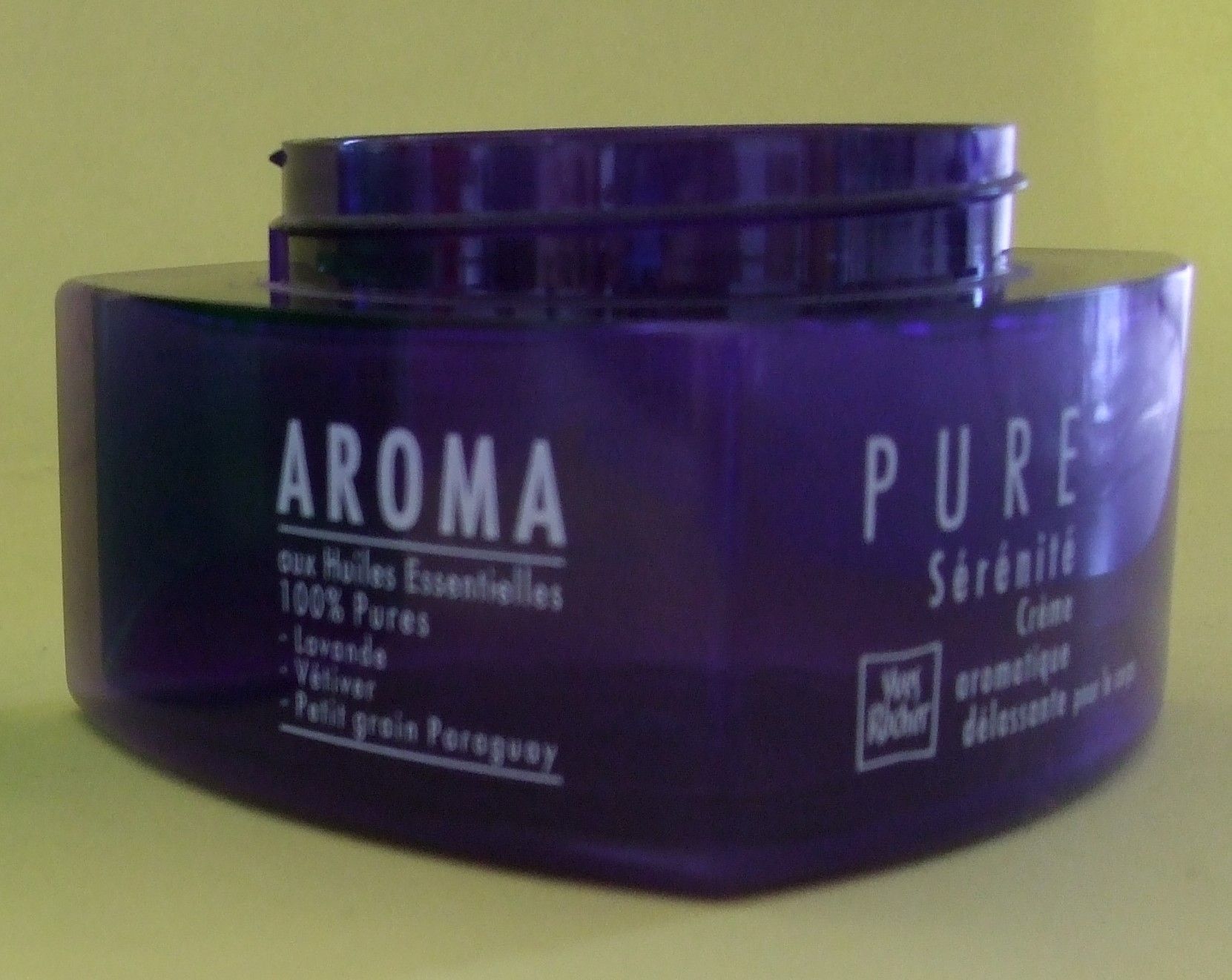 Pot de soin violet AROMA PURE avec texte blanc sur fond vert