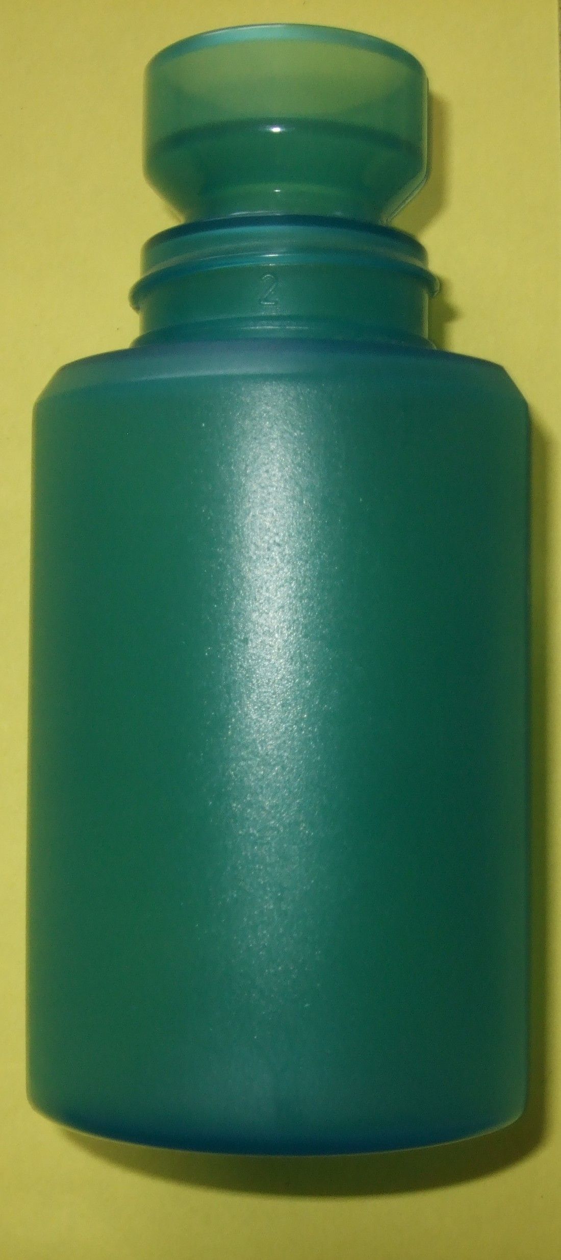 Bouteille d'eau en plastique turquoise à col étroit et bouchon arrondi sur fond jaune