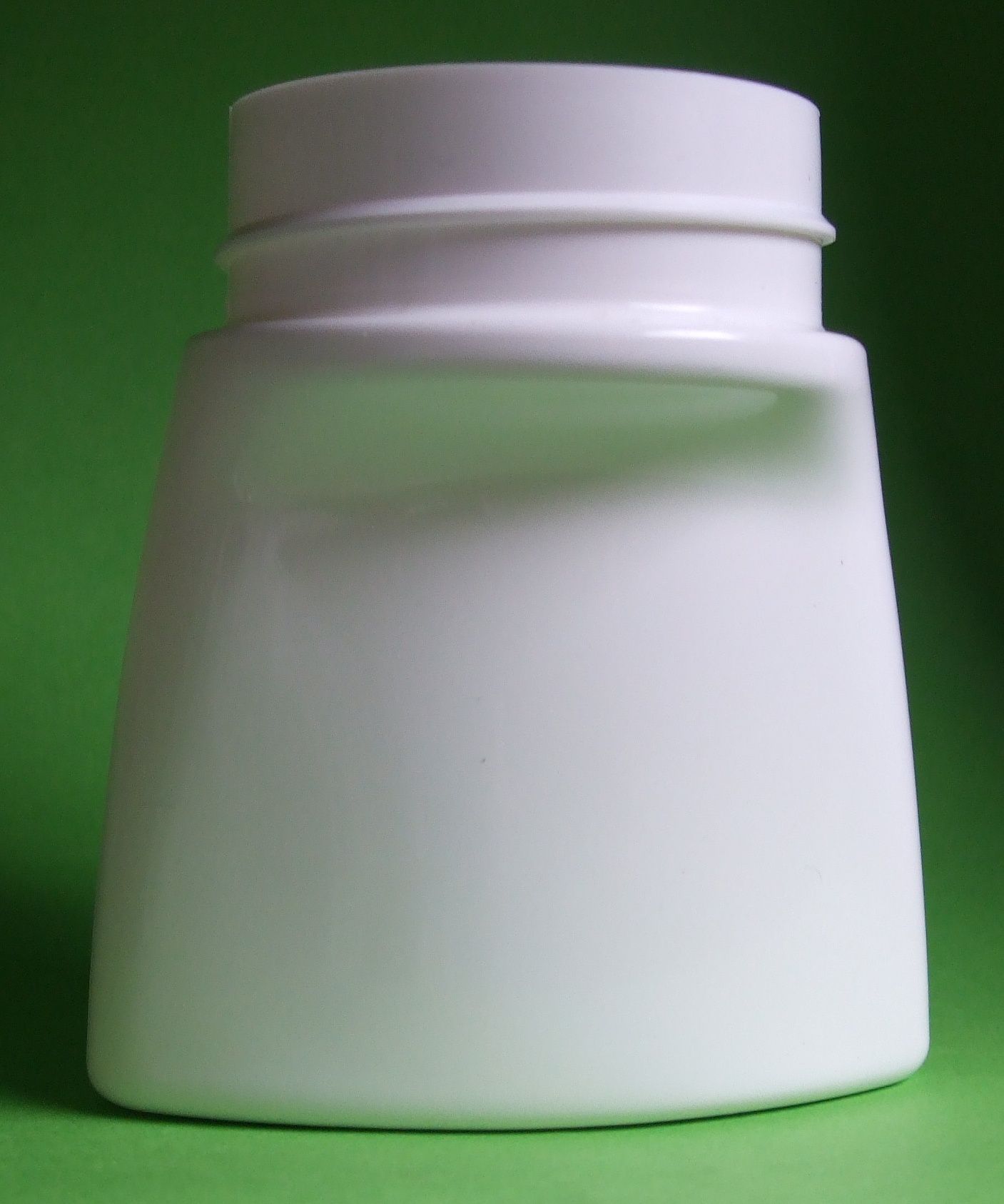 Bocal en plastique blanc à large base et couvercle à visser sur fond vert