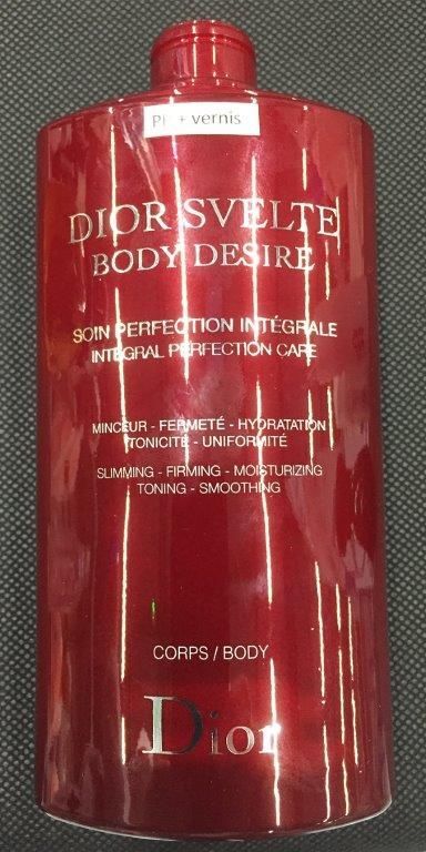 Flacon rouge avec bouchon rouge, étiqueté « Diorsevel Body Desire », sur fond uni.