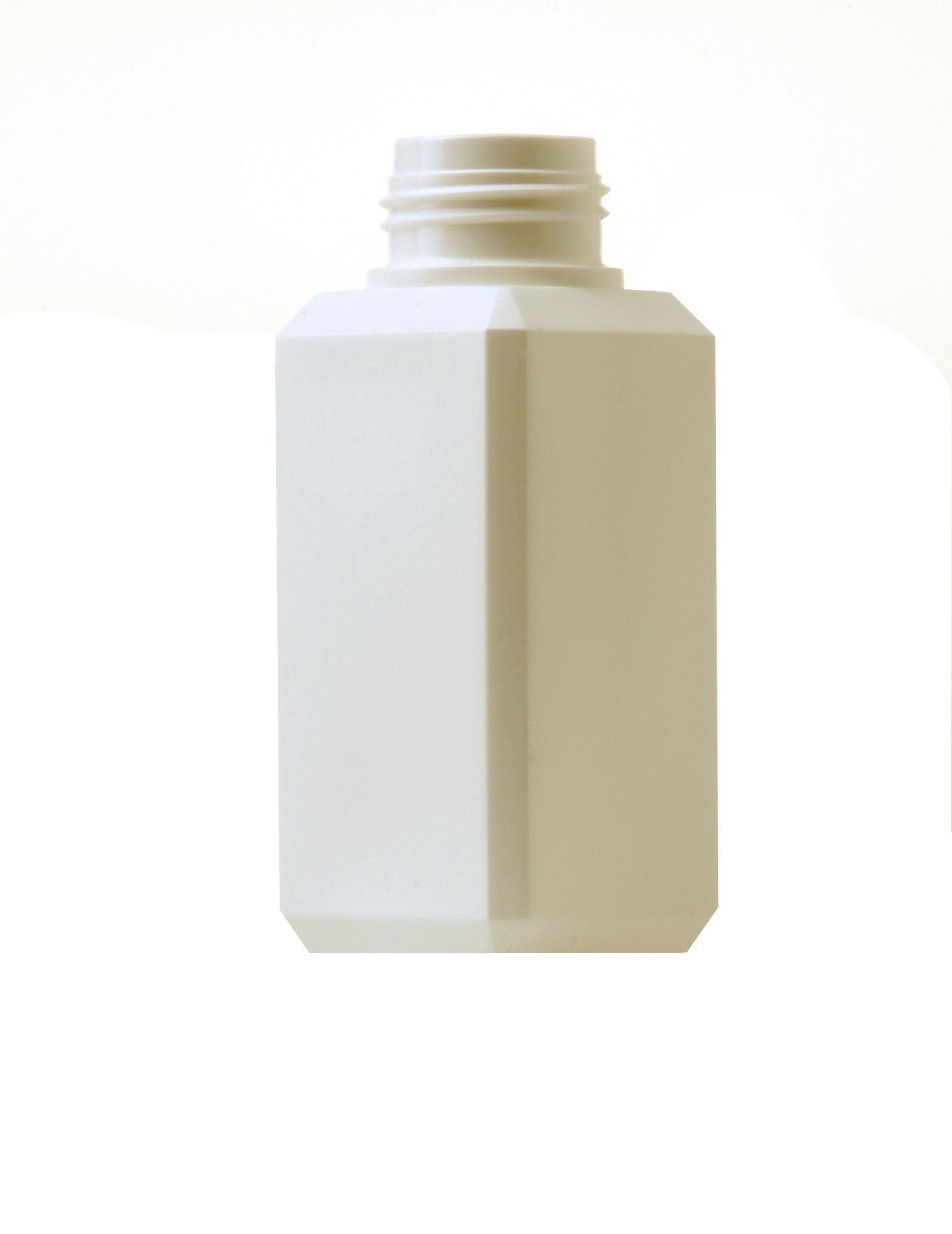 Bouteille en plastique blanc à corps rectangulaire et bouchon à vis sur fond uni