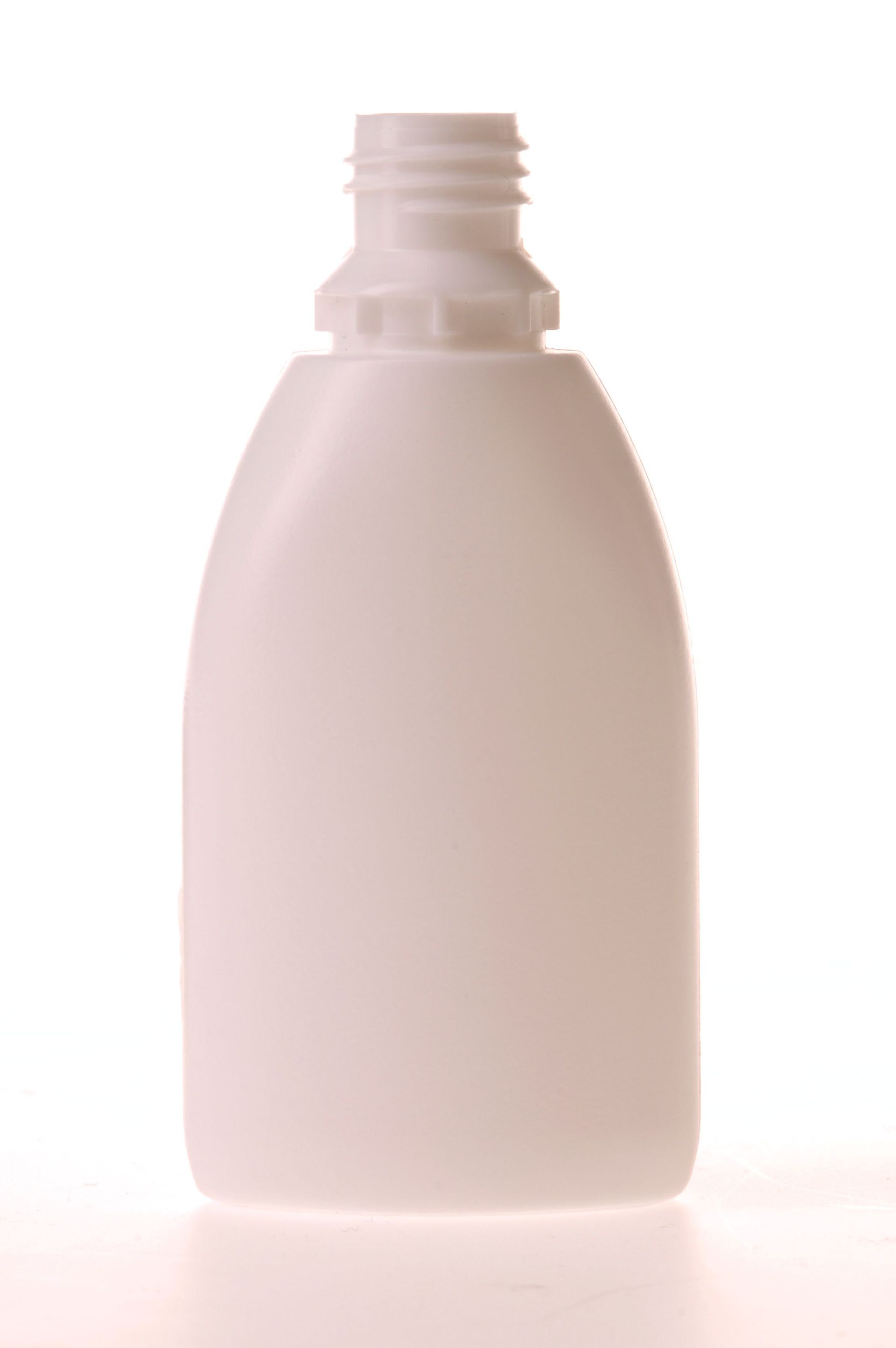 Un flacon de lotion rose pâle, au corps arrondi et au bouchon ouvert, sur fond blanc.